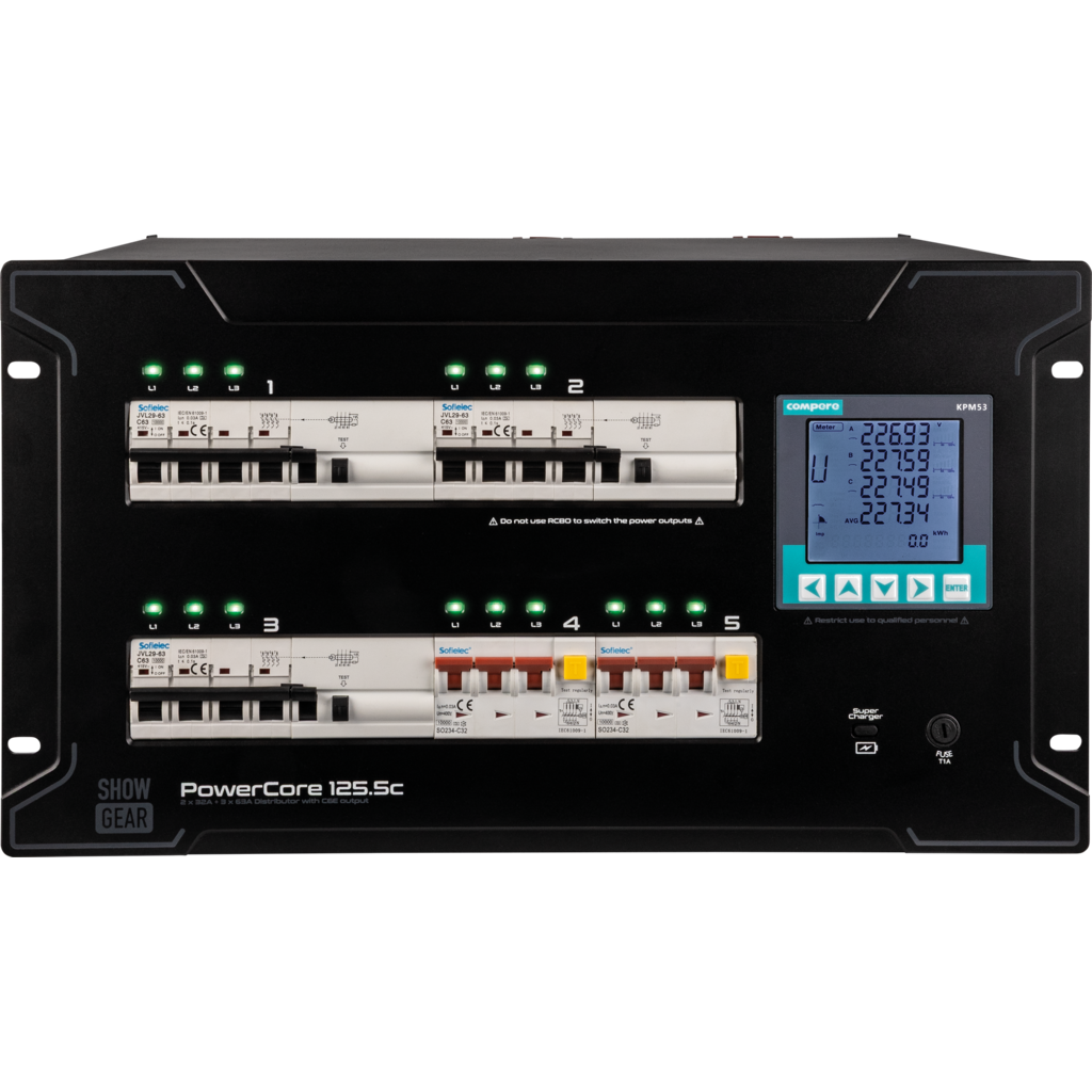 Showgear PowerCore 125.5c er en 125 A 400 V 3-fase strømdistributør med 2 × CEE 32 A og 3 × CEE 63 A utganger, individuell 4-polet RCBO-beskyttelse og integrert energiovervåking